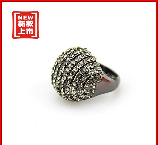 當文字被刪減殆盡，我們如何為一件飾品重新命名？